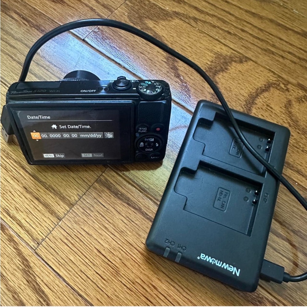 Canon Powershot s120 (with 2 batteries and a charger)